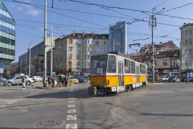 Sofia, Bulgaristan - 21 Şubat 2019: Tipik sokak ve bina merkezi City, Sofia, Bulgaristan