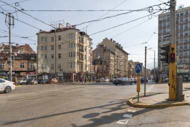 Sofia, Bulgaristan - 21 Şubat 2019: Tipik sokak ve bina merkezi City, Sofia, Bulgaristan