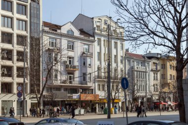 Sofia, Bulgaristan - 21 Şubat 2019: Tipik sokak ve bina merkezi City, Sofia, Bulgaristan
