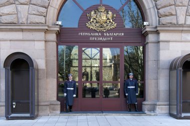 Sofia, Bulgaristan - 21 Şubat 2019: Onur muhafızları City, Sofya, Bulgaristan Bulgaristan Cumhuriyeti Başkanlığı önünde
