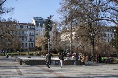 Sofia, Bulgaristan - 21 Şubat 2019: Tipik sokak ve bina merkezi City, Sofia, Bulgaristan