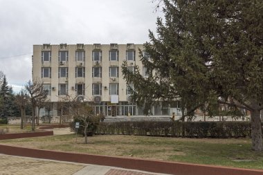 Dimitrovgrad, Bulgaristan - 1 Şubat 2019: Dimitrovgrad kasabasında merkez sokak ve bina, Haskovo Bölgesi, Bulgaristan