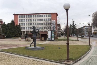 Dimitrovgrad, Bulgaristan - 1 Şubat 2019: Dimitrovgrad kasabasında merkez sokak ve bina, Haskovo Bölgesi, Bulgaristan