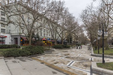 Dimitrovgrad, Bulgaristan - 1 Şubat 2019: Dimitrovgrad kasabasında merkez sokak ve bina, Haskovo Bölgesi, Bulgaristan