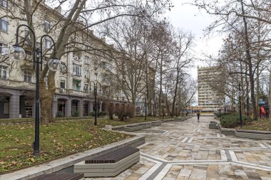 Dimitrovgrad, Bulgaristan - 1 Şubat 2019: Dimitrovgrad kasabasında merkez sokak ve bina, Haskovo Bölgesi, Bulgaristan