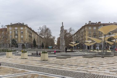 Dimitrovgrad, Bulgaristan - 1 Şubat 2019: Dimitrovgrad kasabasında merkez sokak ve bina, Haskovo Bölgesi, Bulgaristan
