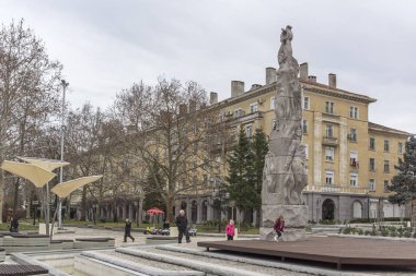 Dimitrovgrad, Bulgaristan - 1 Şubat 2019: Dimitrovgrad kasabasında merkez sokak ve bina, Haskovo Bölgesi, Bulgaristan