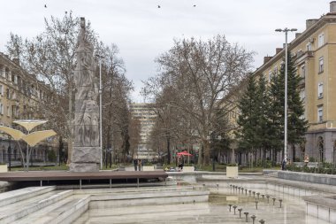 Dimitrovgrad, Bulgaristan - 1 Şubat 2019: Dimitrovgrad kasabasında merkez sokak ve bina, Haskovo Bölgesi, Bulgaristan