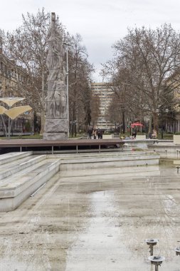 Dimitrovgrad, Bulgaristan - 1 Şubat 2019: Dimitrovgrad kasabasında merkez sokak ve bina, Haskovo Bölgesi, Bulgaristan