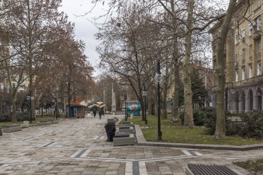 Dimitrovgrad, Bulgaristan - 1 Şubat 2019: Dimitrovgrad kasabasında merkez sokak ve bina, Haskovo Bölgesi, Bulgaristan