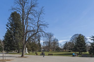 Sofya, Bulgaristan - 7 Mart 2019: Sofya'nın Sofya şehrinde ki Borisova gradina'da (Boris Garden) Ağaçlar ve Bahçeler ile Peyzaj