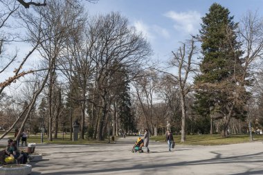Sofya, Bulgaristan - 7 Mart 2019: Sofya'nın Sofya şehrinde ki Borisova gradina'da (Boris Garden) Ağaçlar ve Bahçeler ile Peyzaj