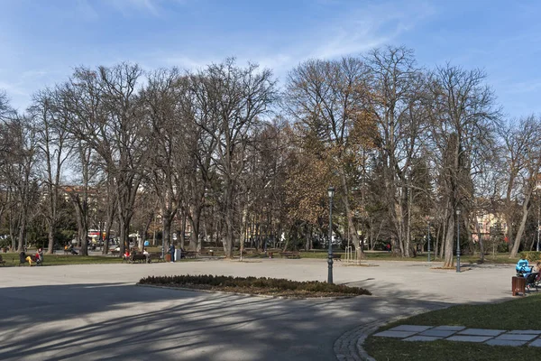 Sofya, Bulgaristan - 7 Mart 2019: Sofya'nın Sofya şehrinde ki Borisova gradina'da (Boris Garden) Ağaçlar ve Bahçeler ile Peyzaj