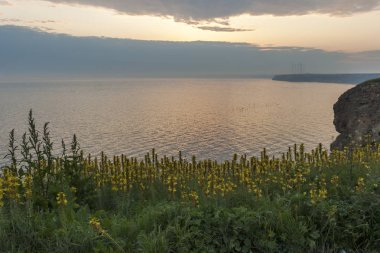 Kaliakra Cape Karadeniz sahilleri, Dobrich bölge, Bulgaristan üzerinden muhteşem günbatımı manzara