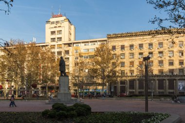 Belgrade, Sırbistan - 10 Kasım 2018: Tipik bina ve Belgrad, Sırbistan şehir merkezinde sokak