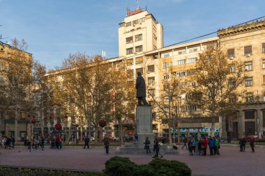 Belgrade, Sırbistan - 10 Kasım 2018: Tipik bina ve Belgrad, Sırbistan şehir merkezinde sokak