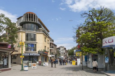 Burgas, Bulgaristan-3 Mayıs 2008: Burgas Şehir merkezinde tipik sokak ve bina, Bulgaristan