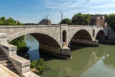 Roma, İtalya - 23 Haziran 2017: Tiber Nehri ve Ponte Principe Amadeo Savoia Aosta Roma, İtalya, Amazing