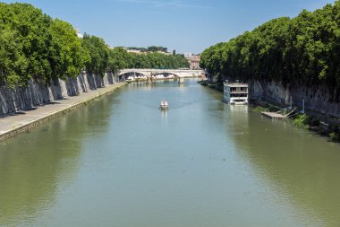 Rome, İtalya - 22 Haziran 2017: Muhteşem panoramik şehir Roma, İtalya'nın Tiber Nehri