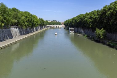 Rome, İtalya - 22 Haziran 2017: Muhteşem panoramik şehir Roma, İtalya'nın Tiber Nehri