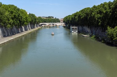 Rome, İtalya - 22 Haziran 2017: Muhteşem panoramik şehir Roma, İtalya'nın Tiber Nehri
