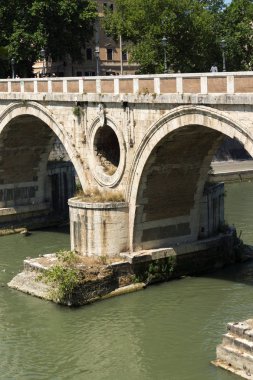 Rome, İtalya - 23 Haziran 2017: şaşırtıcı görünümü Tiber Nehri ve Ponte Sisto, Roma, İtalya