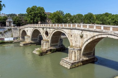Rome, İtalya - 23 Haziran 2017: şaşırtıcı görünümü Tiber Nehri ve Ponte Sisto, Roma, İtalya