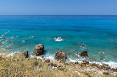 Mavi sularla Kokkinos Vrachos Plajı 'nın Seascape, Lefkada, Iyon Adaları, Yunanistan