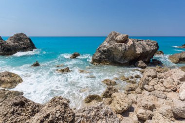 Megali Petra Sahili 'nin mavi suları ve kayalıkları, Lefkada, İyon Adaları, Yunanistan