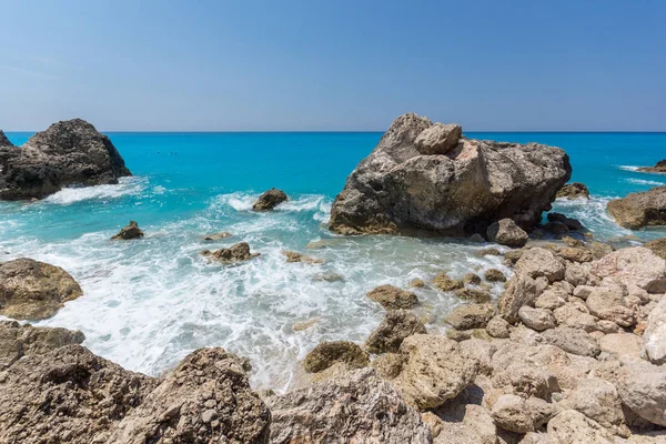 Zeegezicht Van Blauwe Wateren Rotsen Van Megali Petra Beach Lefkada — Stockfoto