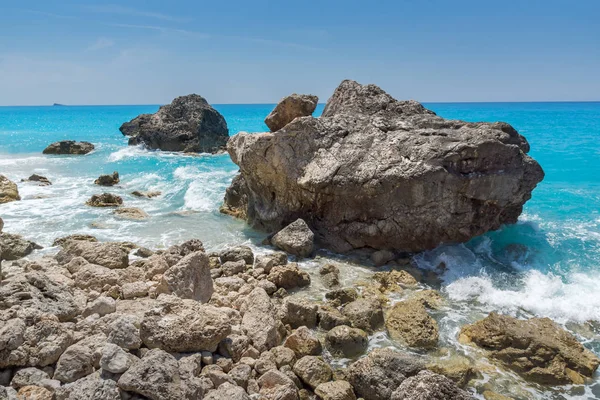メガリ ペトラ ビーチ レフカダ イオニア諸島 ギリシャの青い海と岩の海 — ストック写真