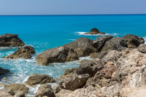 希腊爱奥尼亚群岛Lefkada Megali Petra海滩蓝色水域和岩石的海景 — 图库照片