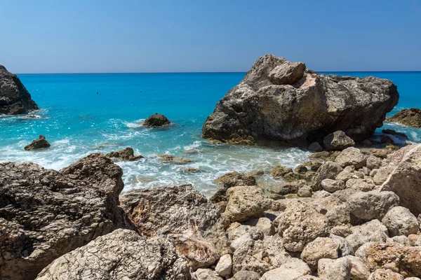 メガリ ペトラ ビーチ レフカダ イオニア諸島 ギリシャの青い海と岩の海 — ストック写真