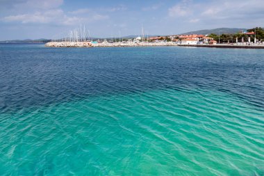 Sithonia Yarımadası 'nda Nikiti Plajı 'nın mavi suları, Chalkidiki, Orta Makedonya, Yunanistan