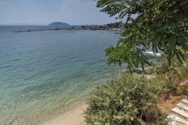 Sithonia Yarımadası 'ndaki Neos Marmaras Plajı kasaba kıyı şeridi, Chalkidiki, Orta Makedonya, Yunanistan