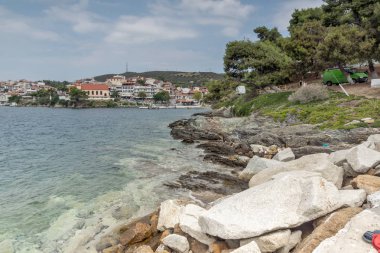 Sithonia Yarımadası 'ndaki Neos Marmaras Plajı kasaba kıyı şeridi, Chalkidiki, Orta Makedonya, Yunanistan