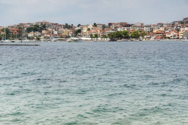 Sithonia Yarımadası 'ndaki Neos Marmaras Plajı kasaba kıyı şeridi, Chalkidiki, Orta Makedonya, Yunanistan