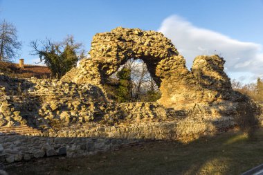 Antik Roma kentinde Diocletianopolis, Hisarya kasabası, Filibe bölgesi, Bulgaristan 'da kale kalıntıları muhteşem günbatımı görünümü