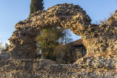Antik Roma kentinde Diocletianopolis, Hisarya kasabası, Filibe bölgesi, Bulgaristan 'da kale kalıntıları muhteşem günbatımı görünümü