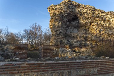 Antik Roma kentinde Diocletianopolis, Hisarya kasabası, Filibe bölgesi, Bulgaristan 'da kale kalıntıları muhteşem günbatımı görünümü