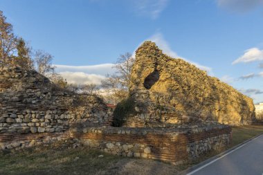 Antik Roma kentinde Diocletianopolis, Hisarya kasabası, Filibe bölgesi, Bulgaristan 'da kale kalıntıları muhteşem günbatımı görünümü