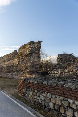 Antik Roma kentinde Diocletianopolis, Hisarya kasabası, Filibe bölgesi, Bulgaristan 'da kale kalıntıları muhteşem günbatımı görünümü