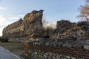 Antik Roma kentinde Diocletianopolis, Hisarya kasabası, Filibe bölgesi, Bulgaristan 'da kale kalıntıları muhteşem günbatımı görünümü