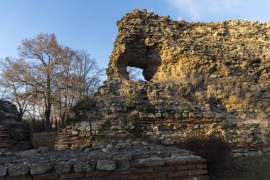 Antik Roma kentinde Diocletianopolis, Hisarya kasabası, Filibe bölgesi, Bulgaristan 'da kale kalıntıları muhteşem günbatımı görünümü