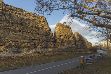 Antik Roma kentinde Diocletianopolis, Hisarya kasabası, Filibe bölgesi, Bulgaristan 'da kale kalıntıları muhteşem günbatımı görünümü