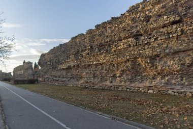 Antik Roma kentinde Diocletianopolis, Hisarya kasabası, Filibe bölgesi, Bulgaristan 'da kale kalıntıları muhteşem günbatımı görünümü