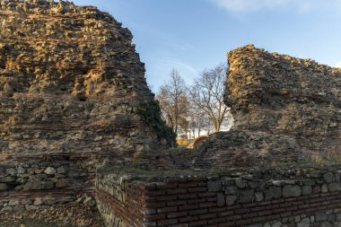 Antik Roma kentinde Diocletianopolis, Hisarya kasabası, Filibe bölgesi, Bulgaristan 'da kale kalıntıları muhteşem günbatımı görünümü
