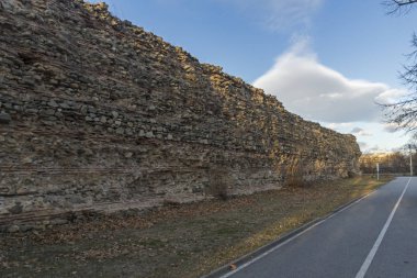 Antik Roma kentinde Diocletianopolis, Hisarya kasabası, Filibe bölgesi, Bulgaristan 'da kale kalıntıları muhteşem günbatımı görünümü