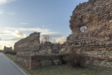 Antik Roma kentinde Diocletianopolis, Hisarya kasabası, Filibe bölgesi, Bulgaristan 'da kale kalıntıları muhteşem günbatımı görünümü