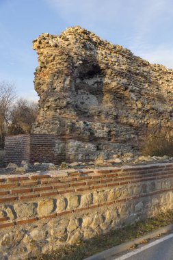 Antik Roma kentinde Diocletianopolis, Hisarya kasabası, Filibe bölgesi, Bulgaristan 'da kale kalıntıları muhteşem günbatımı görünümü